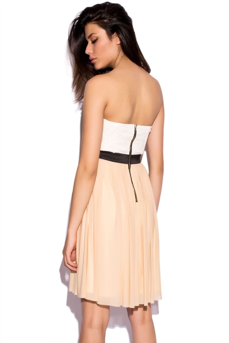 vestido corto skater con falda de vuelo color nude y corpiño blanco